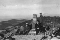 Czterech młodych mężczyzn na szczycie Babiej Góry