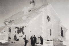 Narciarze przy Schronisku turystycznym na Babiej Górze