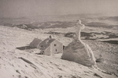 Schronisko turystyczne na Babiej Górze zimą