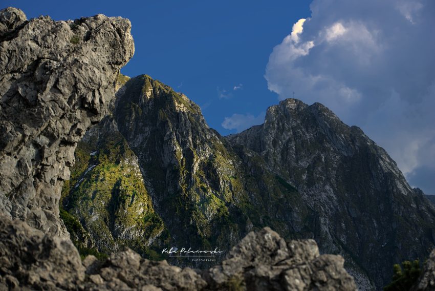 Giewont ze skałami Sarniej Skały na pierwszym planie latem.