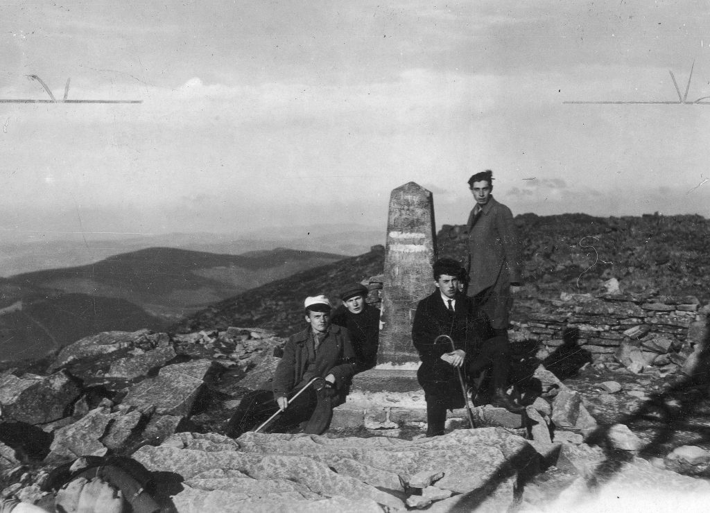 Czterech młodych mężczyzn (turystów) na szczycie Babiej Góry, Diablaku, 1725 m n.p.m.