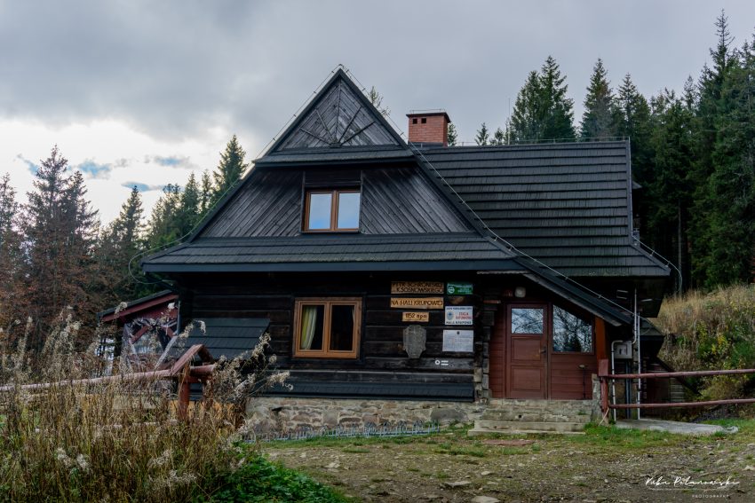 Zdjęcie przedstawiające budynek Schroniska PTTK na Hali Krupowej