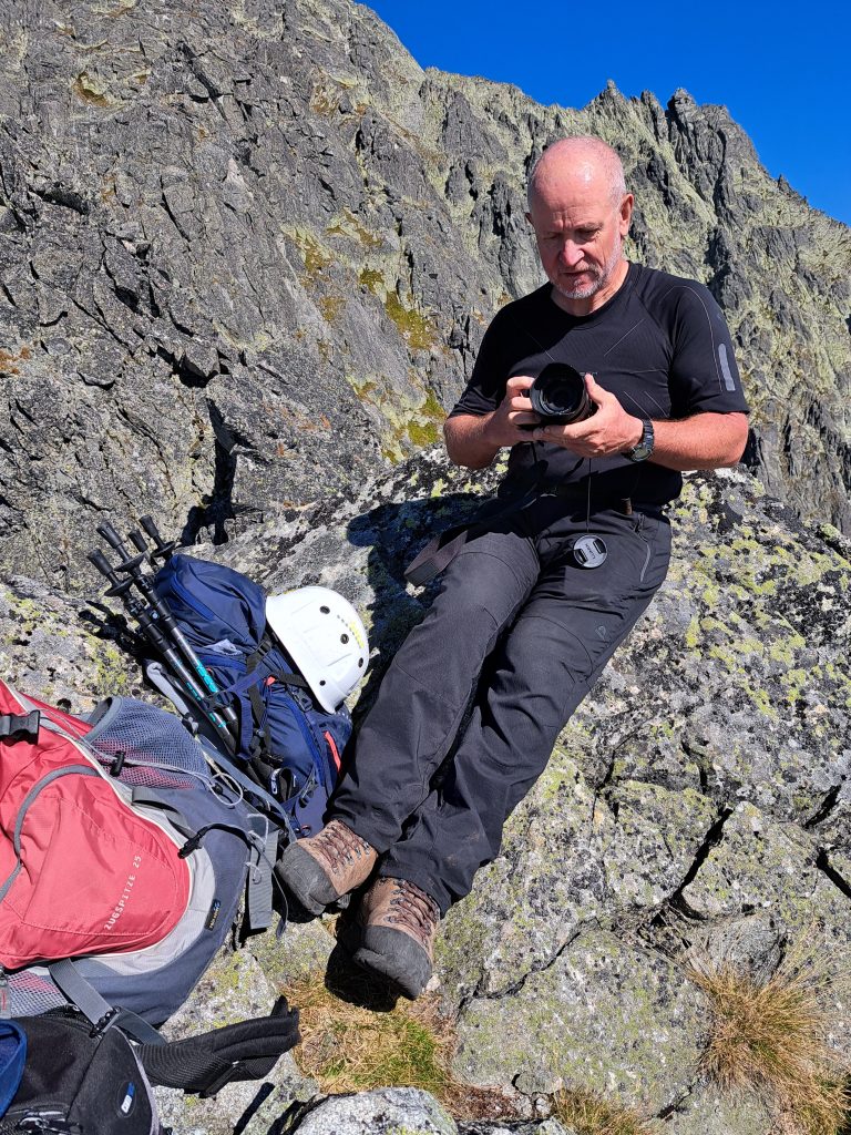 Zdjęcie przedstawia rozmówcę, Dariusza Marciniaka, wykonywującego zdjęcia panoramy Tatr