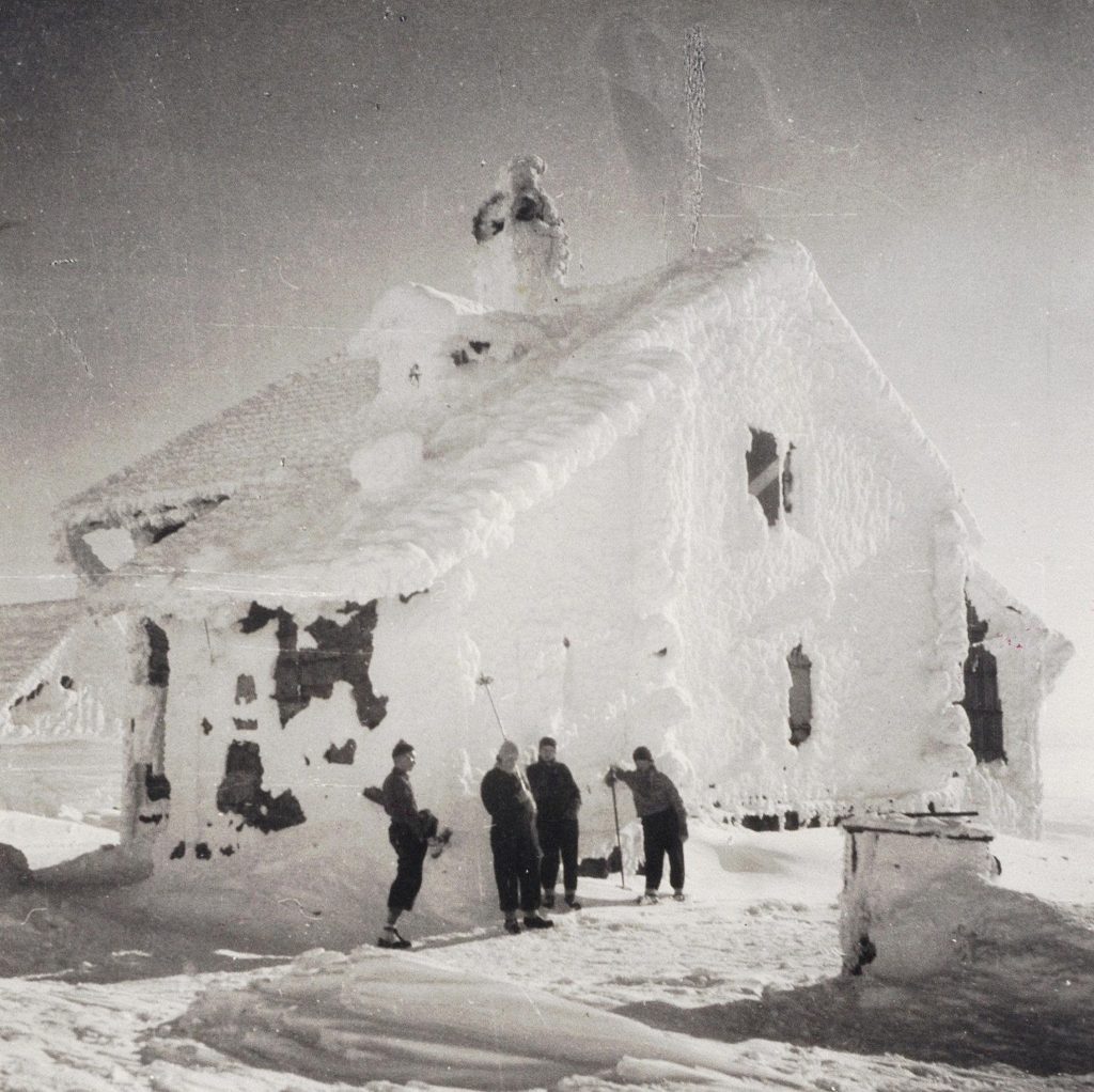 Schronisko turystyczne na Babiej Górze, Schutzhaus auf der Babiagura, nieistniejący już obiekt wybudowany i początkowo zarządzany przez niemiecką organizację turystyczną Beskidenverein. Fot. Biblioteka Narodowa