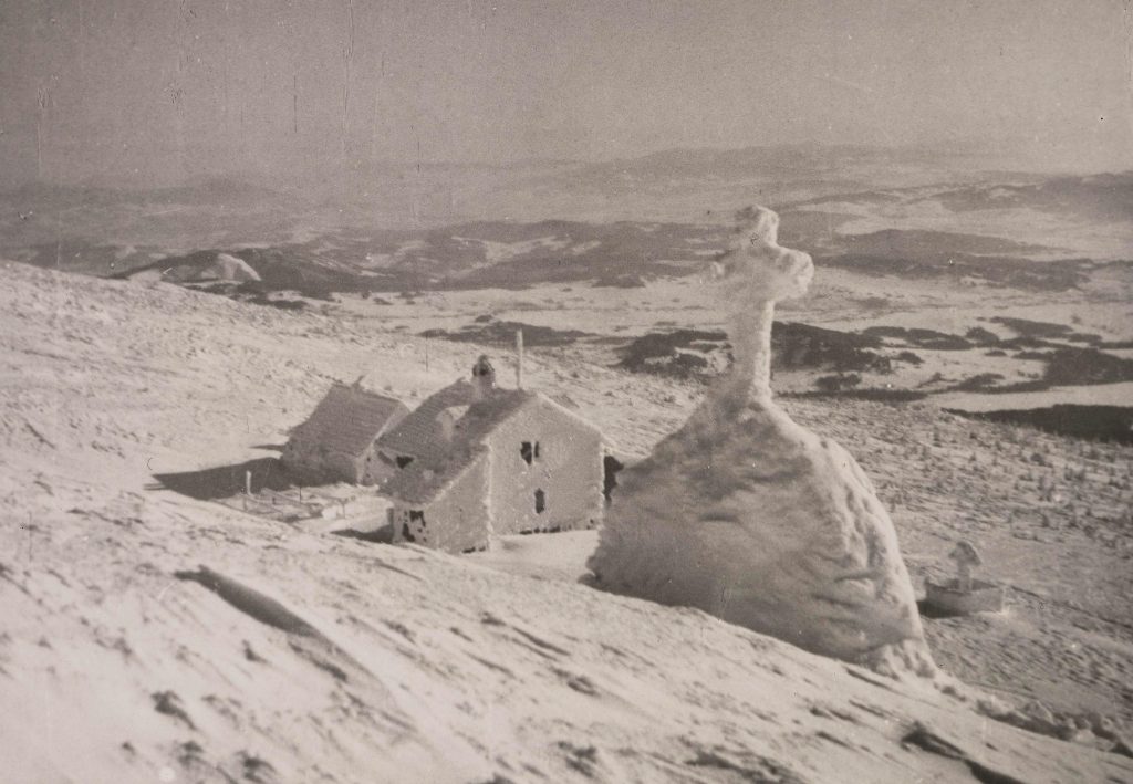 Schronisko turystyczne na Babiej Górze, Schutzhaus auf der Babiagura, zimą. Nieistniejący już obiekt wybudowany i początkowo zarządzany przez niemiecką organizację turystyczną Beskidenverein. Fot. Biblioteka Narodowa