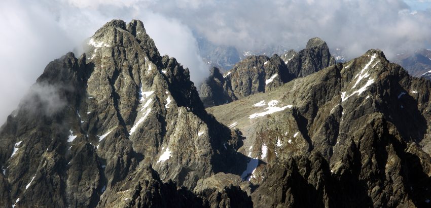 Zdjęcie przedstawiające Rysy i Wysoka w Tatrach Wysokich, zdjęcie zrobione z Gerlacha. Fot. Dariusz Marciniak