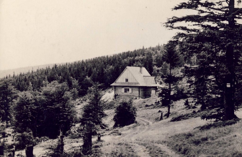 Zdjęcie archiwalne przedstawiające budynek schroniska na Hali Krupowej w latach 60.