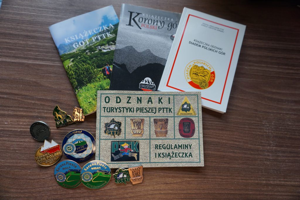 Odznaki turystyczne, między innymi Korona Gór Polski, Górska Odznaka Turystyczna, Diadem Polskich Gór i inne, które możesz zdobyć przechodząc szlak Tymbark - Nowy Targ