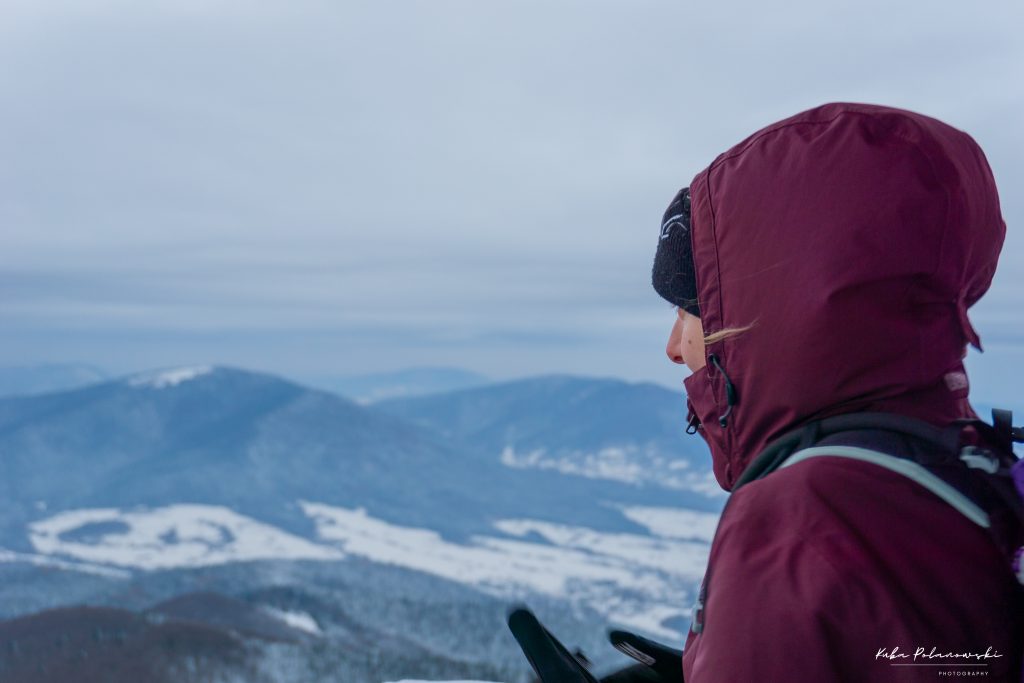 Tosia na wieży widokowej na Mogielicy