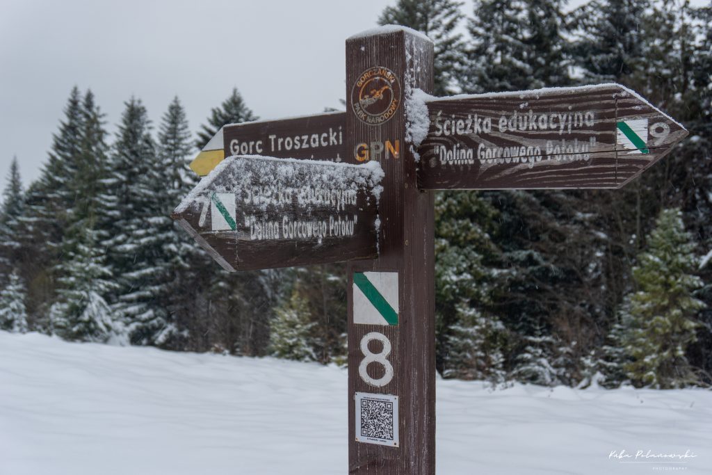 Szlakowskaz Gorczańskiego Parku Narodowego na Polanie Podskały