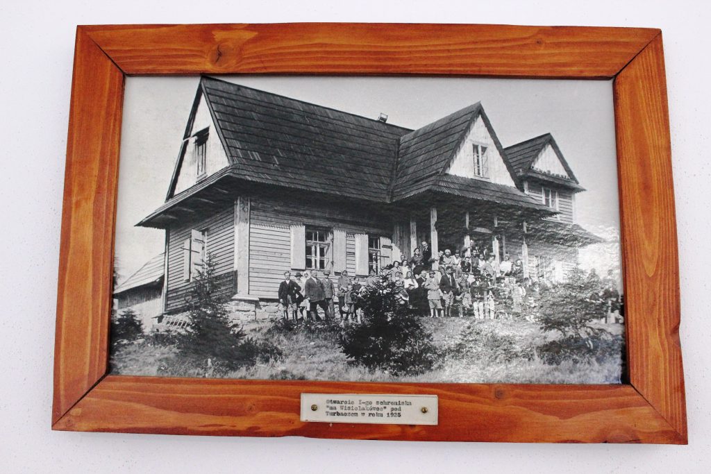 Pierwsze schronisko "Pod Turbaczem", otwarte w 1925 roku przez Polskie Towarzystwo Tatrzańskie